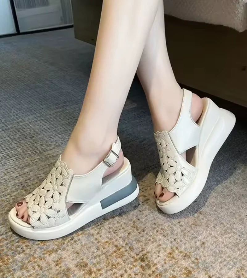 FIORELLA | Sandalen met ergonomische sleehak en bloemenborduursel