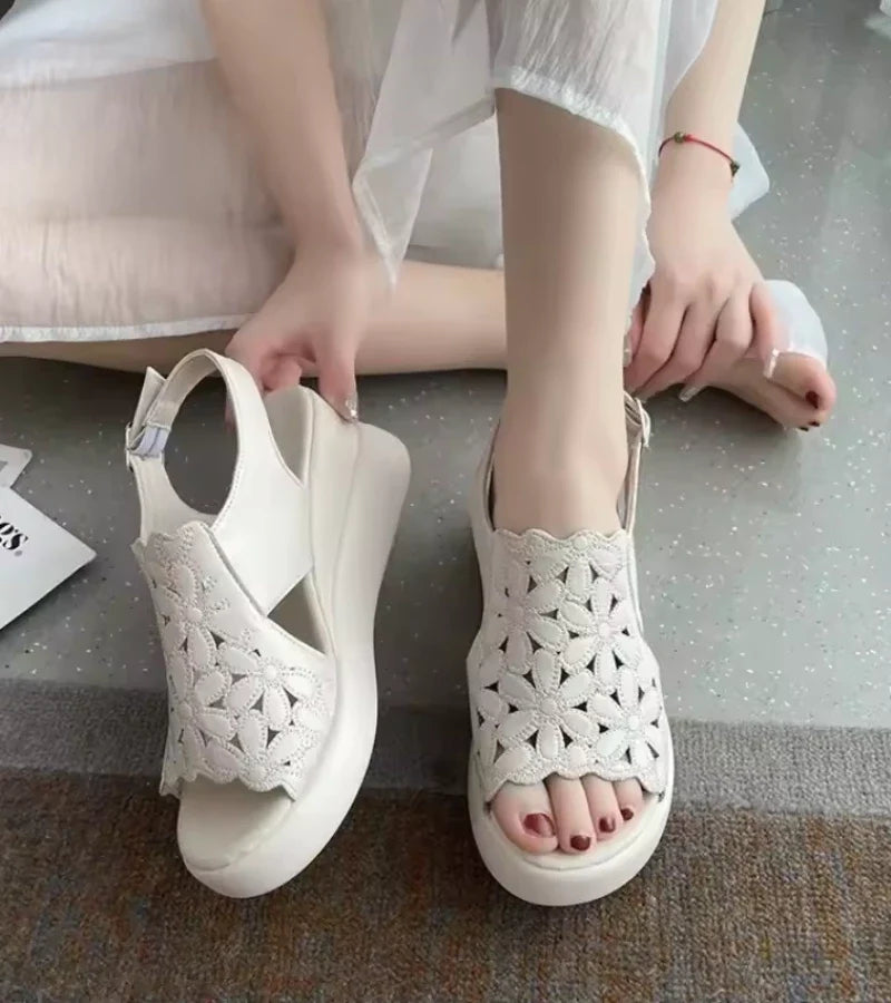FIORELLA | Sandalen met ergonomische sleehak en bloemenborduursel