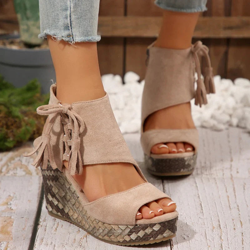 Evelin | Sandalen met Hiel en Veters en Pompons – Elegantie en Comfort