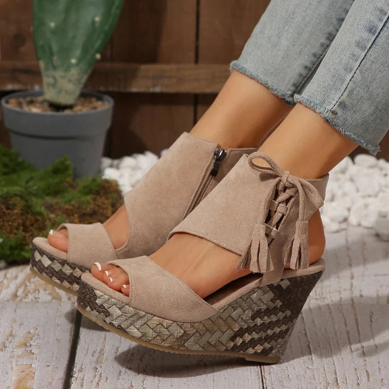 Evelin | Sandalen met Hiel en Veters en Pompons – Elegantie en Comfort
