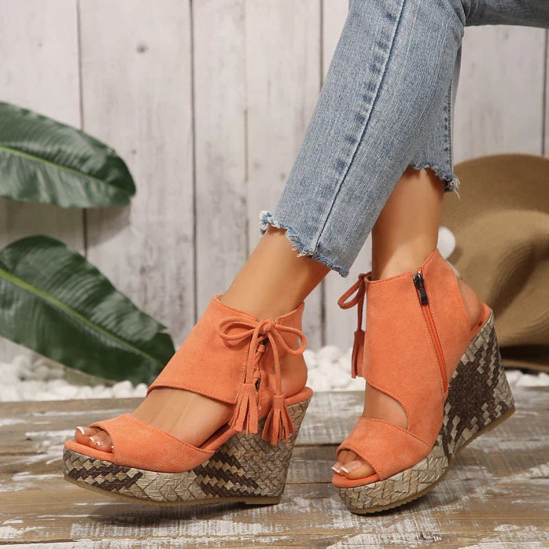 Evelin | Sandalen met Hiel en Veters en Pompons – Elegantie en Comfort