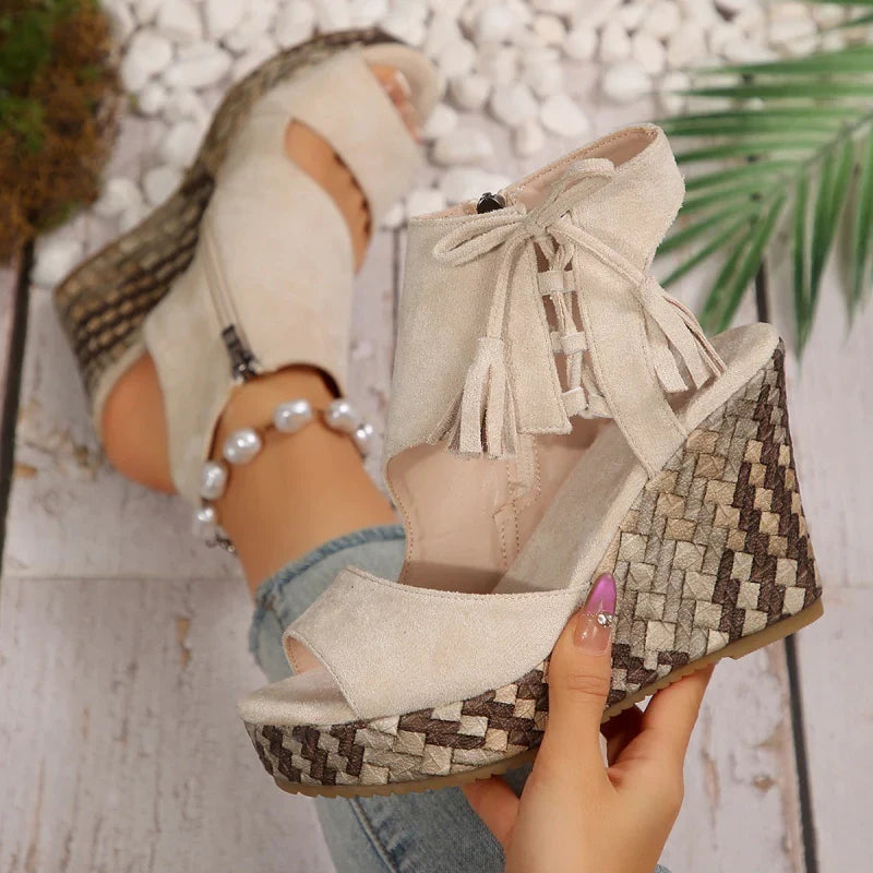 Evelin | Sandalen met Hiel en Veters en Pompons – Elegantie en Comfort