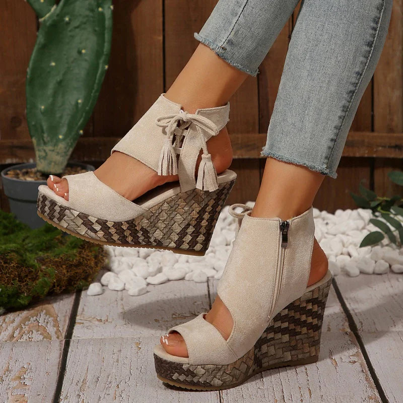 Evelin | Sandalen met Hiel en Veters en Pompons – Elegantie en Comfort