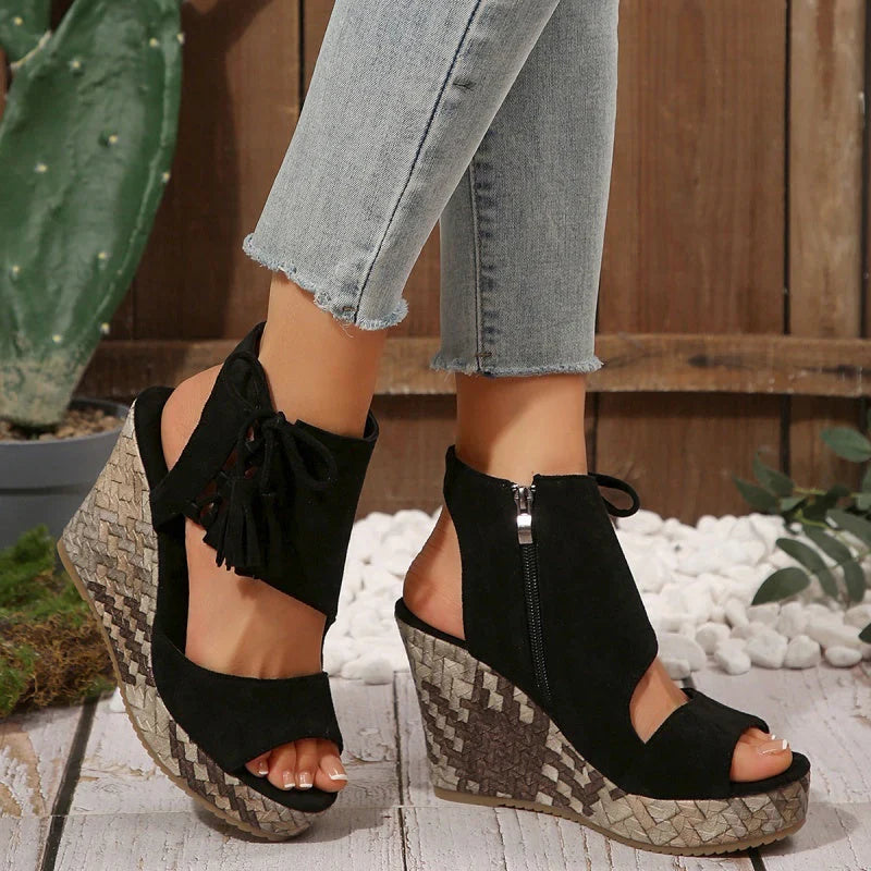 Evelin | Sandalen met Hiel en Veters en Pompons – Elegantie en Comfort